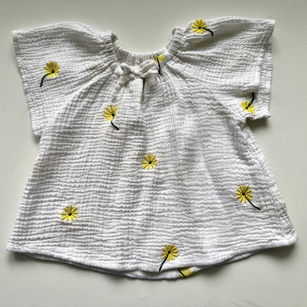 Zara girl’s daisy shirt | white and embroidered yellow daisy print | 18-24M.